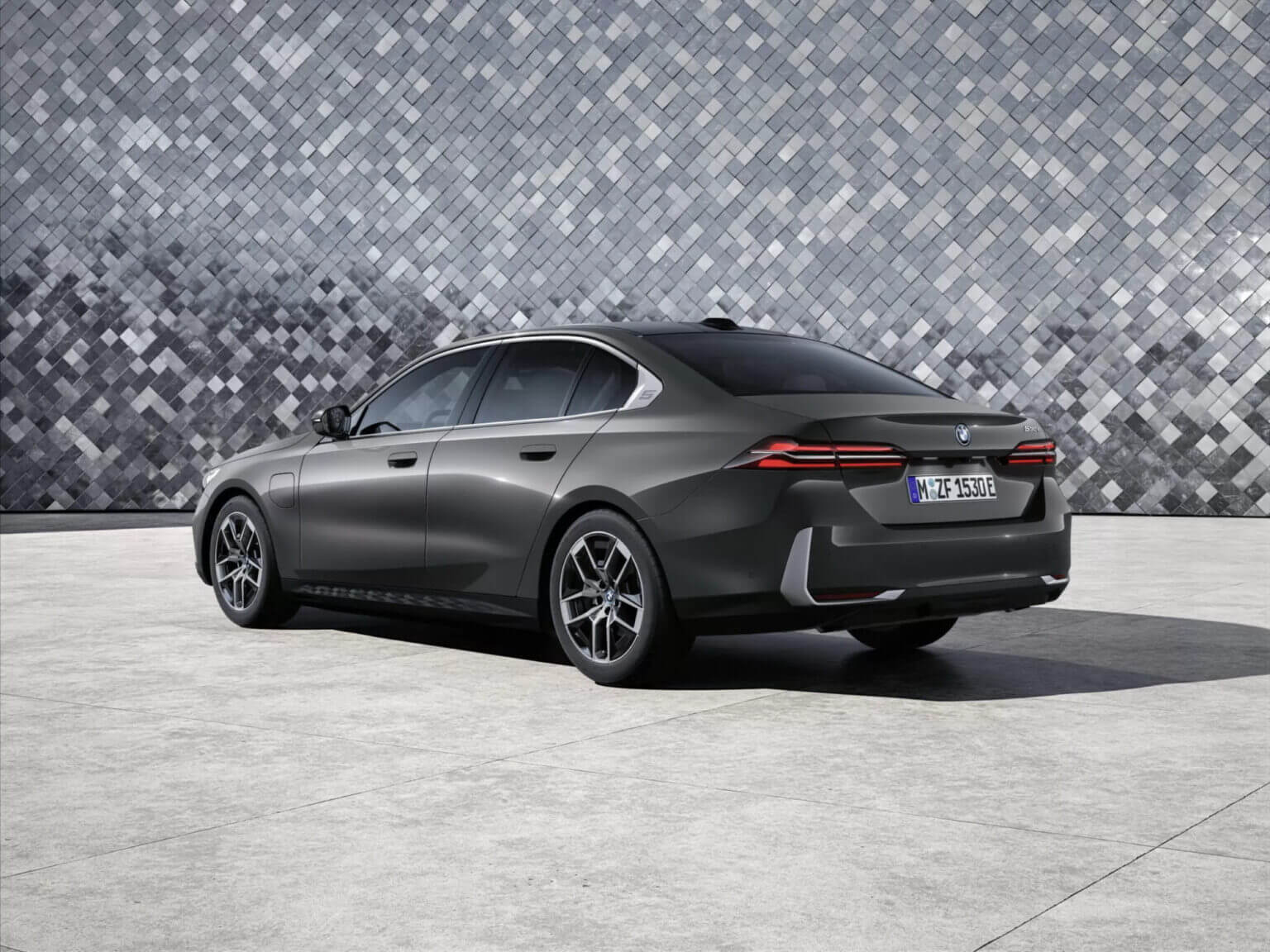 2024 BMW 5 Series Debuts Electric i5 M60 With 590 HP – Luxuori